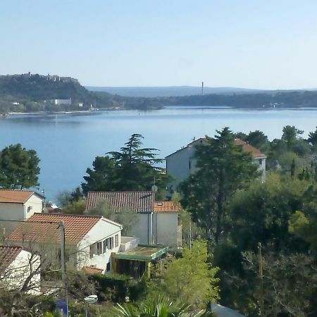 Apartments Vila Lavanda Omisalj Bagian luar foto