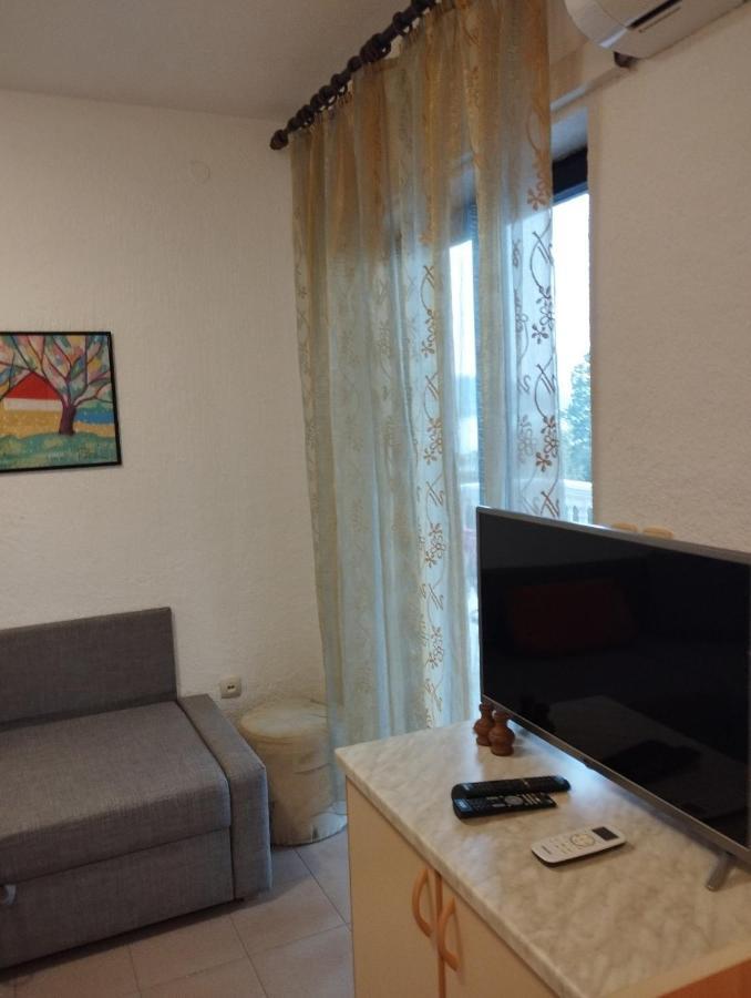 Apartments Vila Lavanda Omisalj Bagian luar foto