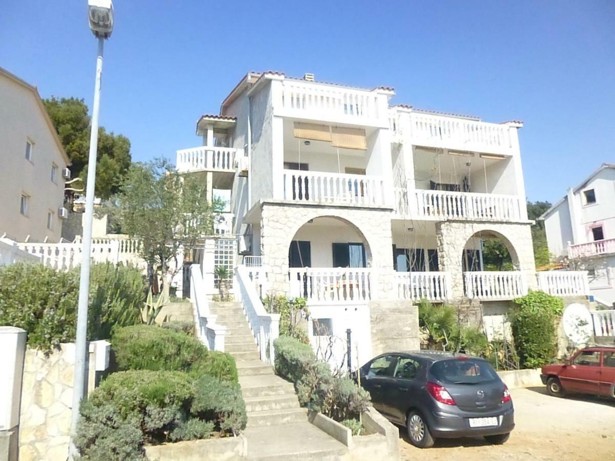 Apartments Vila Lavanda Omisalj Bagian luar foto