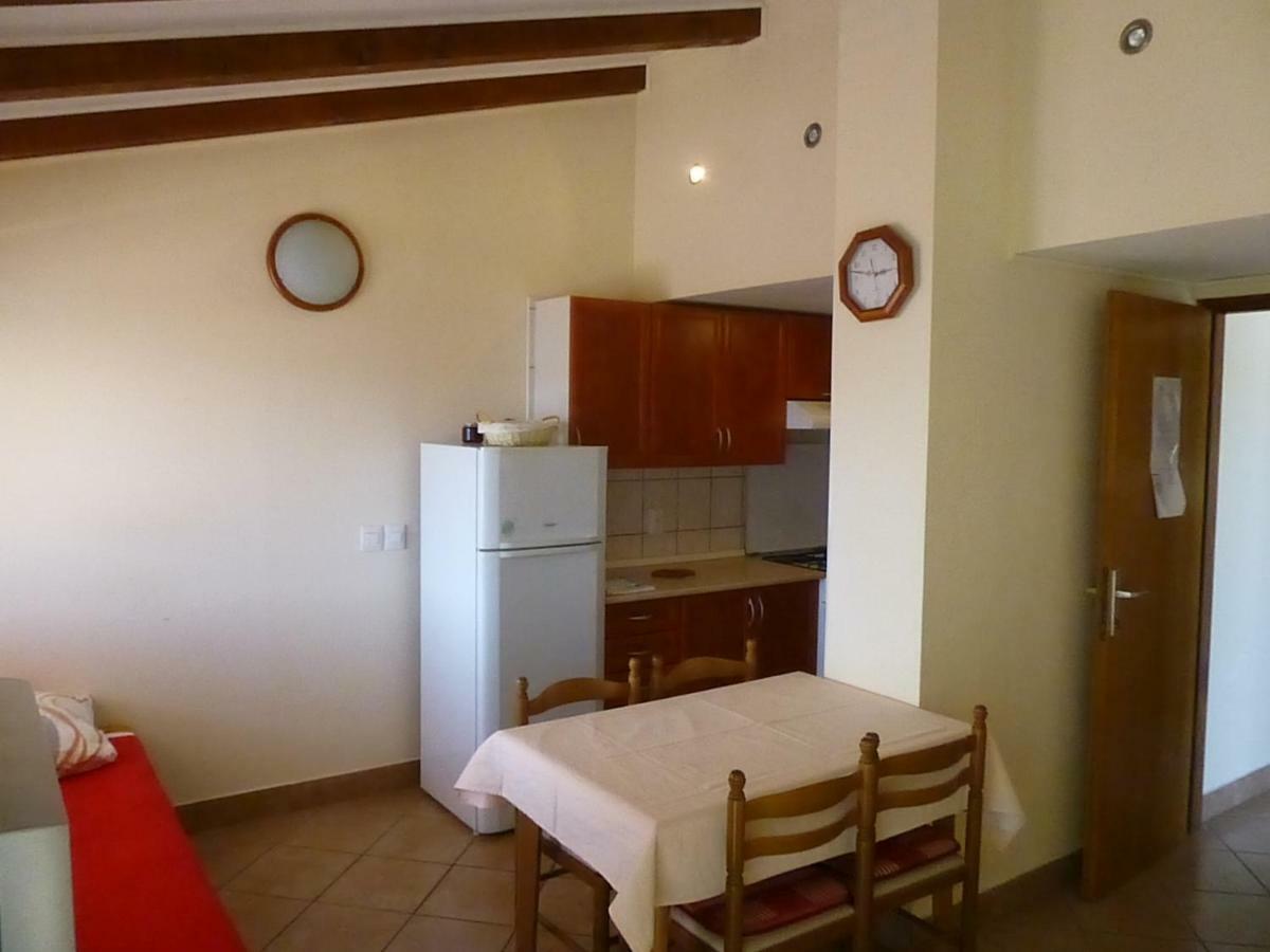 Apartments Vila Lavanda Omisalj Bagian luar foto