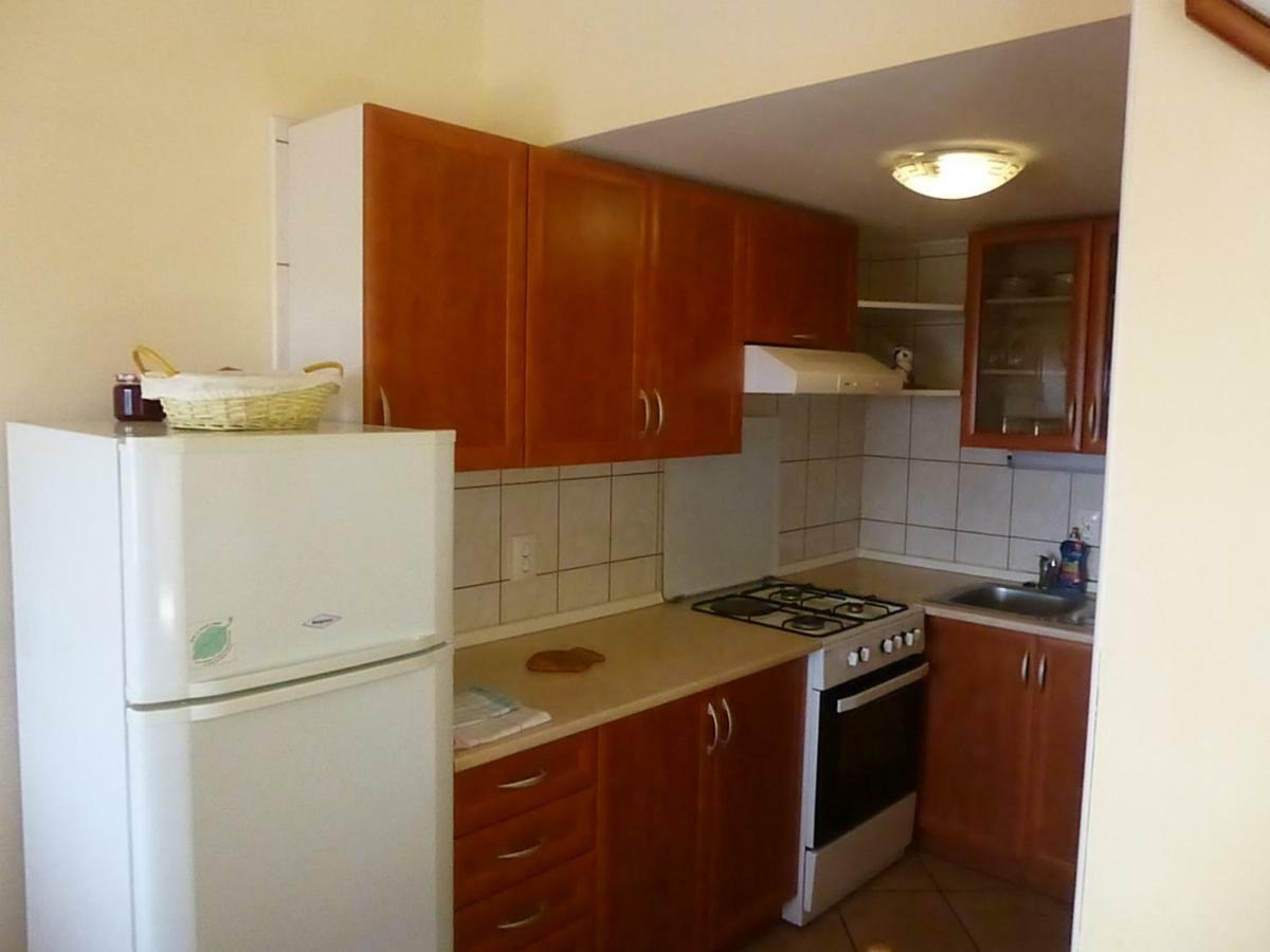Apartments Vila Lavanda Omisalj Bagian luar foto