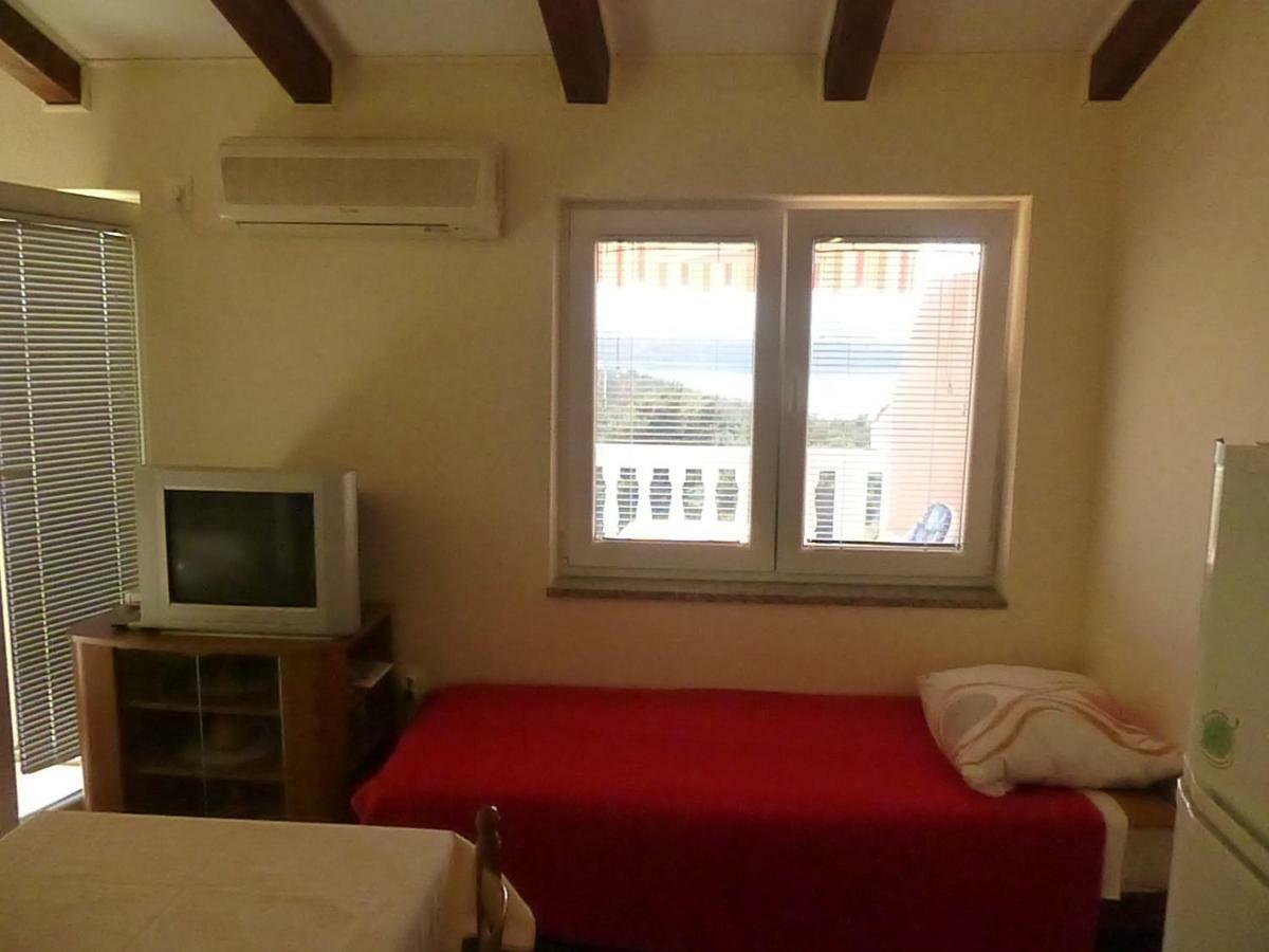 Apartments Vila Lavanda Omisalj Bagian luar foto