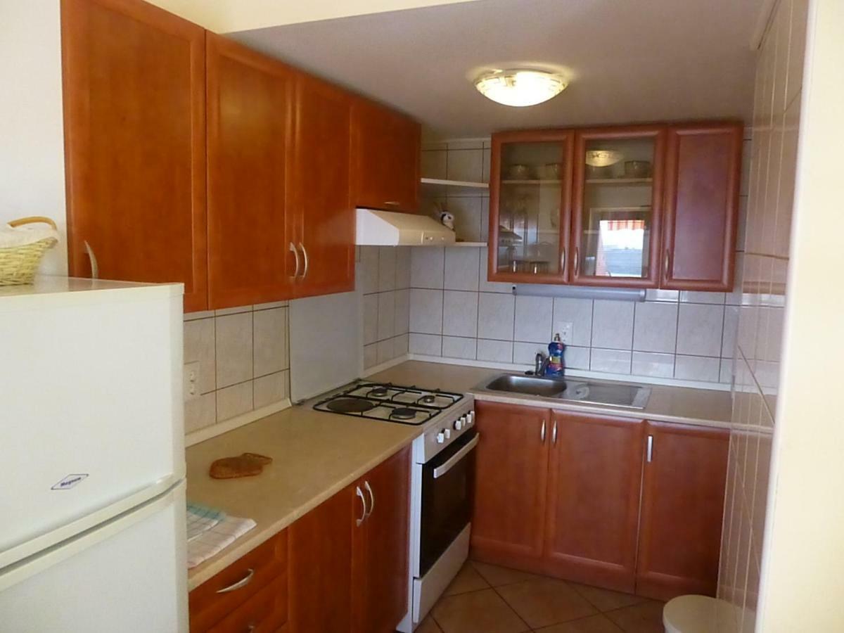 Apartments Vila Lavanda Omisalj Bagian luar foto