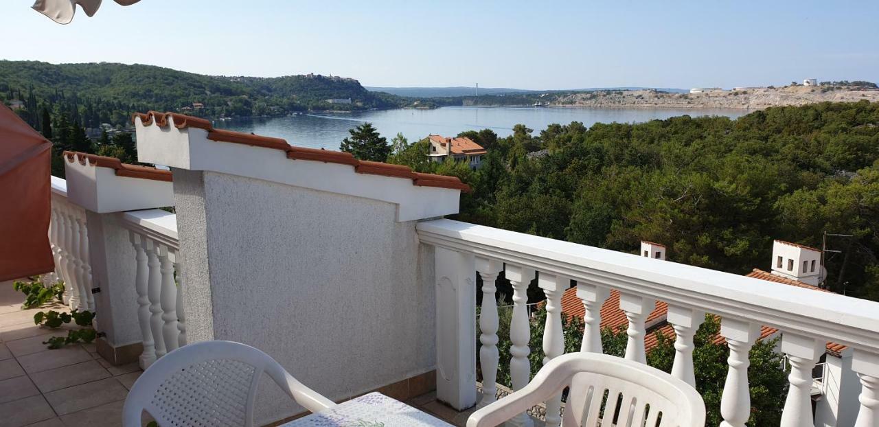 Apartments Vila Lavanda Omisalj Bagian luar foto
