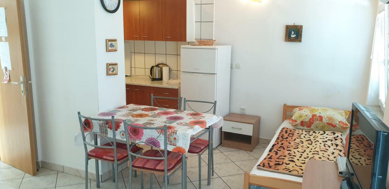 Apartments Vila Lavanda Omisalj Bagian luar foto