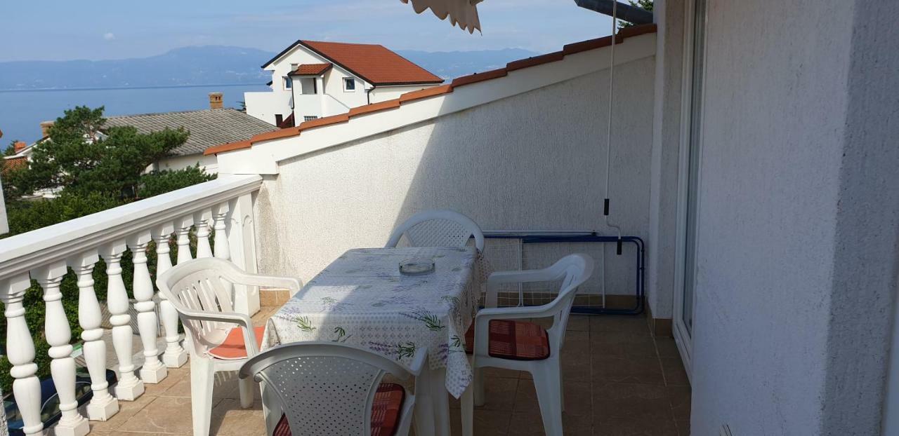 Apartments Vila Lavanda Omisalj Bagian luar foto
