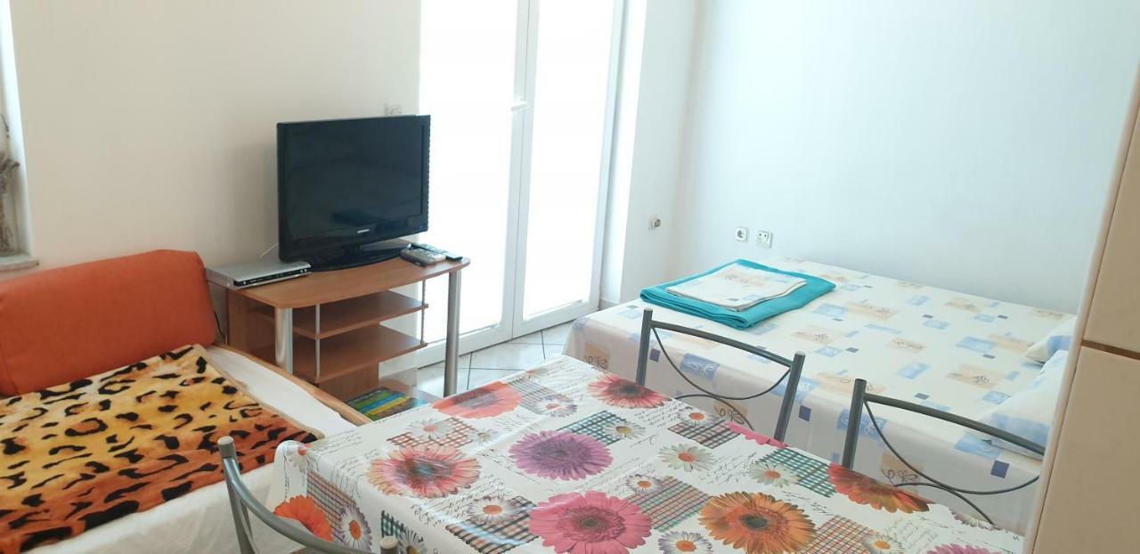 Apartments Vila Lavanda Omisalj Bagian luar foto